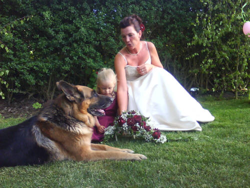 Eva med brudn�bben Alva (barnbarn), och Taco.